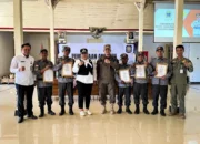 Beri Penghargaan Pengabdian 20 Tahun Satlinmas, Bupati Endah Wanti-wanti Satpol PP Selalu Jaga Integritas