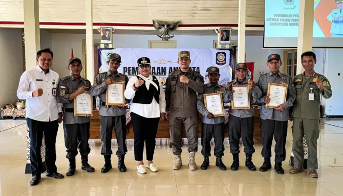 Beri Penghargaan Pengabdian 20 Tahun Satlinmas, Bupati Endah Wanti-wanti Satpol PP Selalu Jaga Integritas