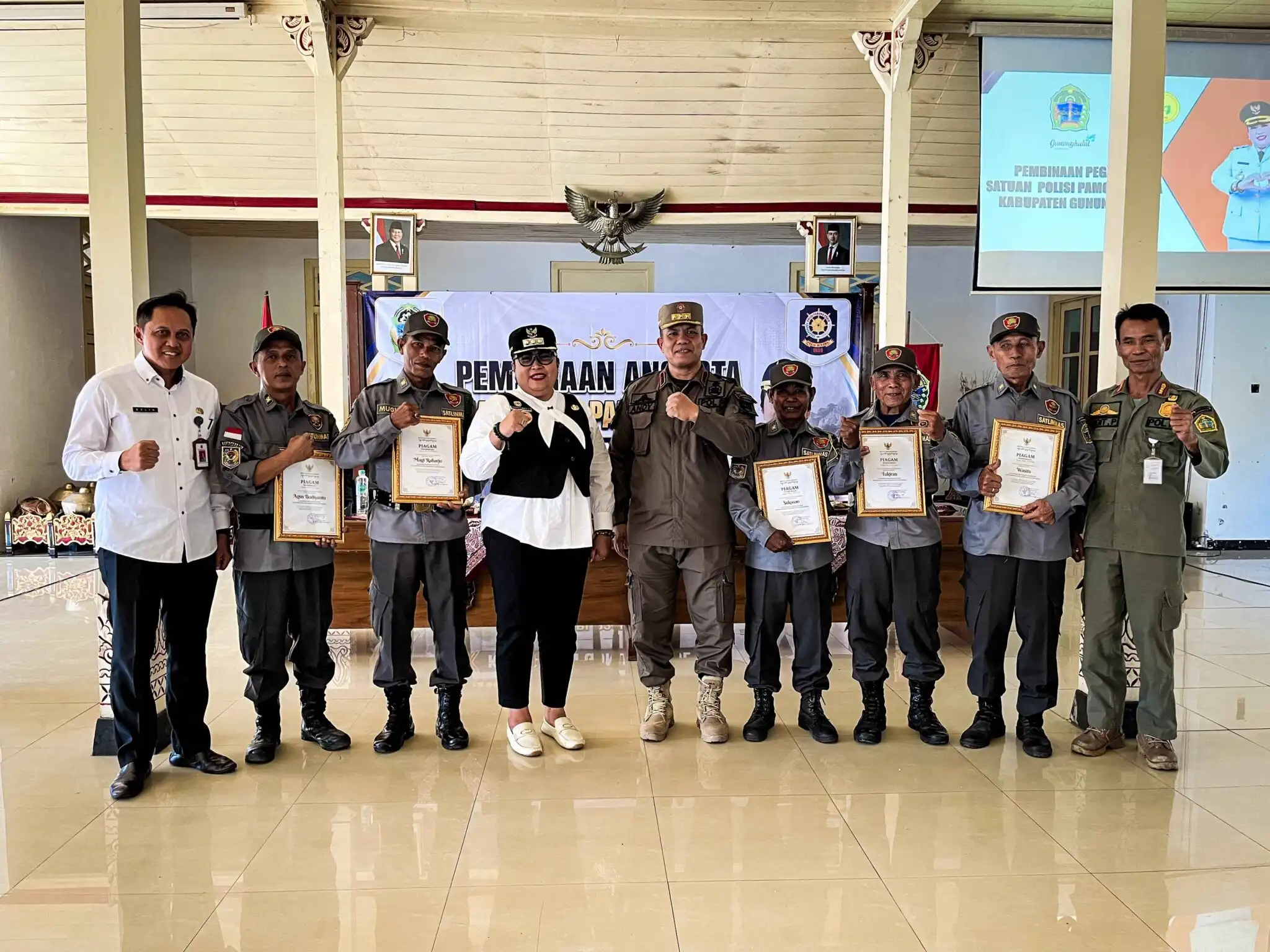 Beri Penghargaan Pengabdian 20 Tahun Satlinmas, Bupati Endah Wanti wanti Satpol PP Jaga Integritas