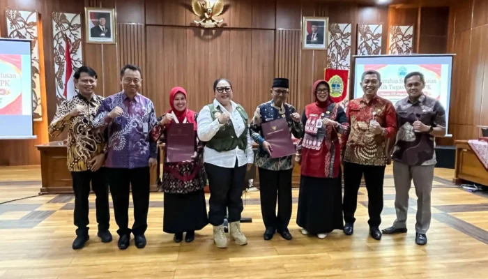 Dukung Program Bocah Pinter, Bupati Gunungkidul Serahkan SK Alih Tugas 96 Guru DPK ke Sekolah Negeri