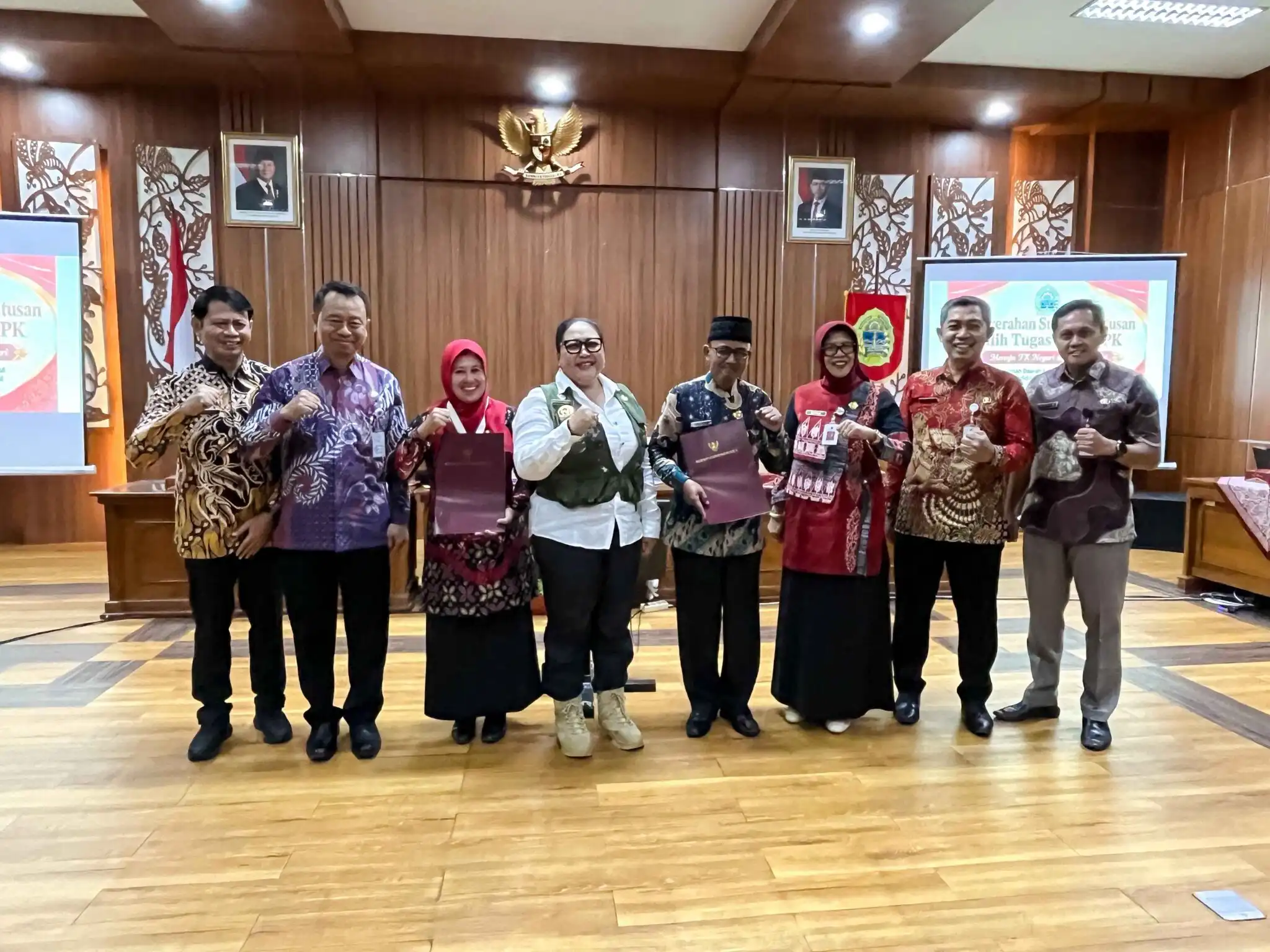 Bupati Gunungkidul Serahkan SK Alih Tugas 96 Guru DPK ke Sekolah Negeri