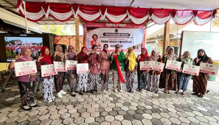Dukung Geni Seko Gunung, Bupati Endah Subekti Hadiri Panen Perdana dan Serahkan Beasiswa di PKBM Ngudi Kapinteran