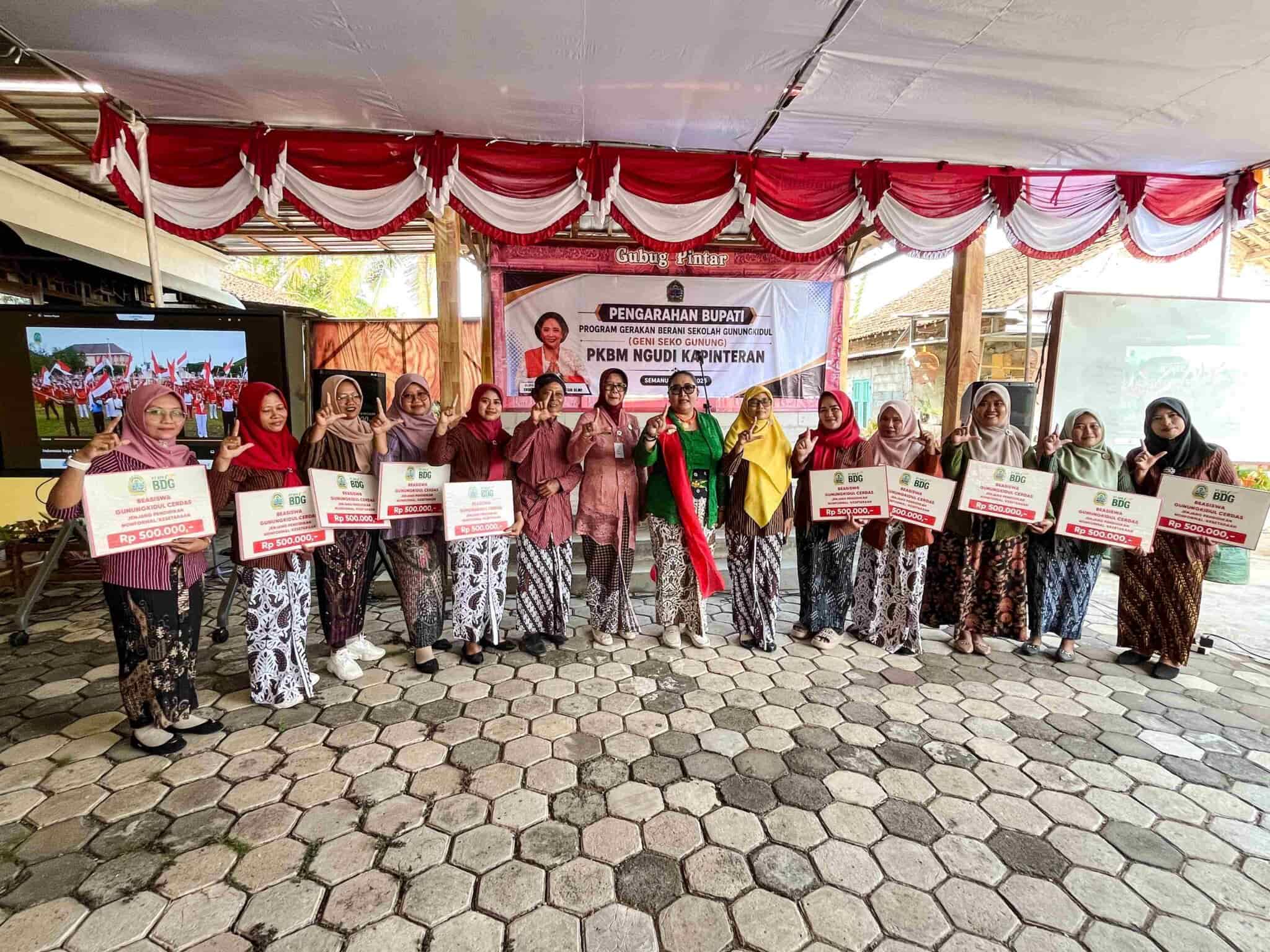 Dukung Geni Seko Gunung, Bupati Endah Subekti Hadiri Panen Perdana dan Serahkan Beasiswa di PKBM Ngudi Kapinteran