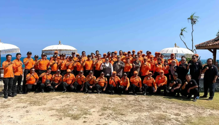 Hadiri Peningkatan Kapasitas di Pantai Nglolang, Bupati Endah Subekti Apresiasi Peran Vital Satlinmas Rescue Istimewa
