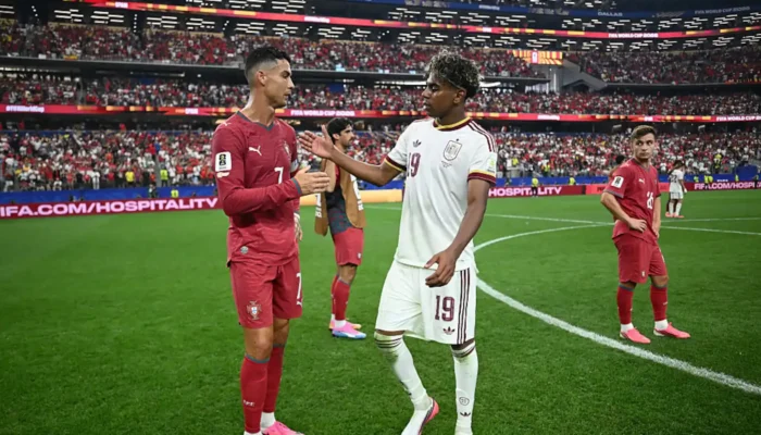 Momen Haru Babak 16 Besar: Respek Lamine Yamal Peluk Cristiano Ronaldo yang Terpukul Usai Portugal Tersingkir