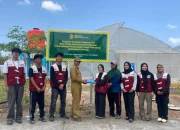 Mahasiswa KKNT Inovasi IPB Pasang Sistem IoT Pemantau pH Nutrisi Melon di Pacarejo