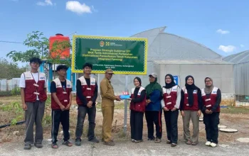 Mahasiswa KKNT Inovasi IPB Pasang Sistem IoT Pemantau pH Nutrisi Melon di Pacarejo