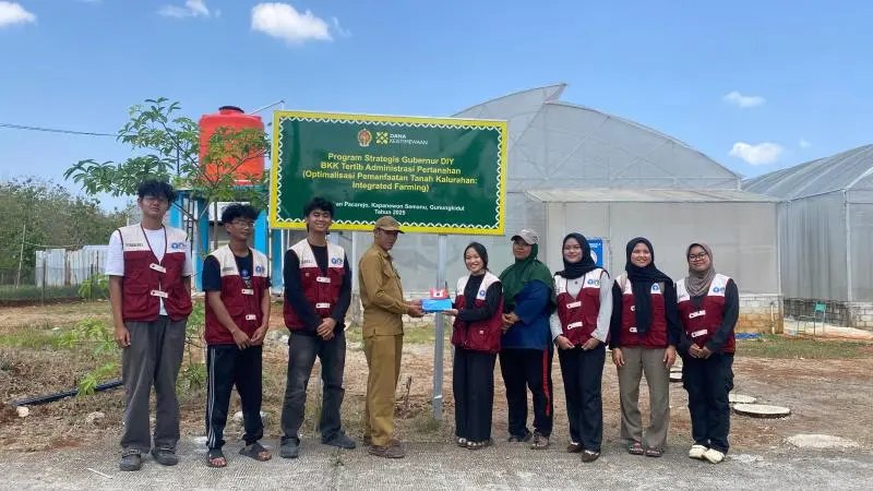 Mahasiswa KKNT Inovasi IPB Pasang Sistem IoT Pemantau pH Nutrisi Melon di Pacarejo