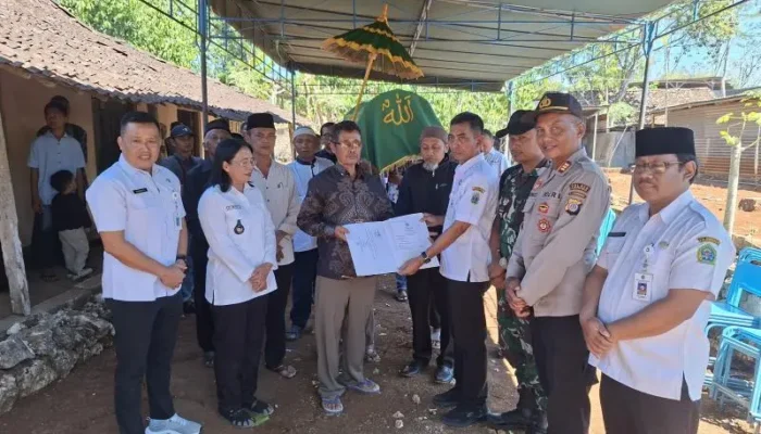 Bawa Belasungkawa dan Tertib Administrasi, Pemkal Sidoharjo Serahkan Akta Kematian Langsung kepada Keluarga Duka di Klepu