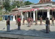 Peringati 14 Tahun UU Keistimewaan DIY, Pamong Kalurahan Sambirejo Kenakan Pakaian Kejawen Saat Apel Senin