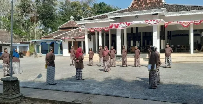 Peringati 14 Tahun UU Keistimewaan DIY, Pamong Kalurahan Sambirejo Kenakan Pakaian Kejawen Saat Apel Senin