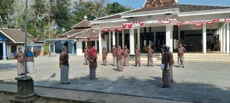 Peringati 14 Tahun UU Keistimewaan DIY, Pamong Kalurahan Sambirejo Kenakan Pakaian Kejawen Saat Apel Senin