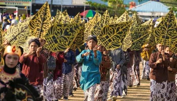 Ribuan Siswa SD Padati Pawai Marching Band dan Seni Budaya di Wonosari Semarakkan HUT Ke-81 RI