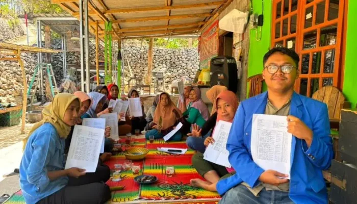 Tingkatkan Tata Kelola Keuangan Usaha, Mahasiswa KKN Beri Pendampingan Pembukuan Sederhana UMKM di Pakel