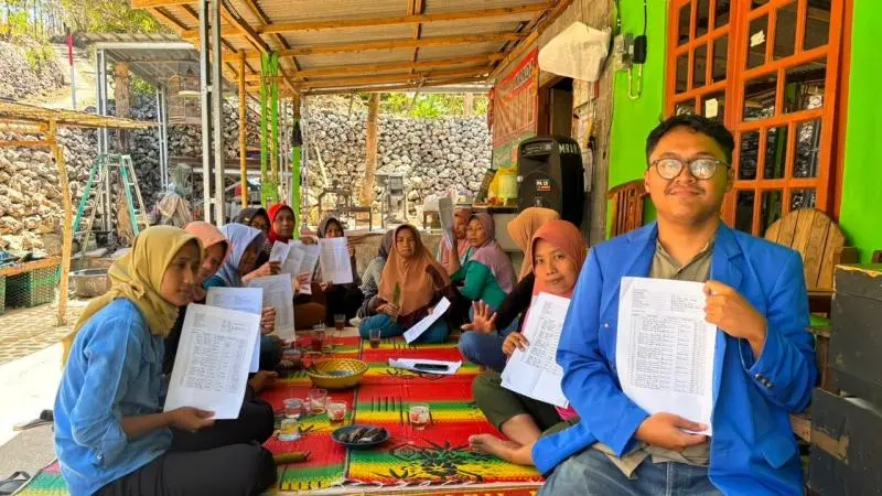 Tingkatkan Tata Kelola Keuangan Usaha, Mahasiswa KKN Beri Pendampingan Pembukuan Sederhana UMKM di Pakel