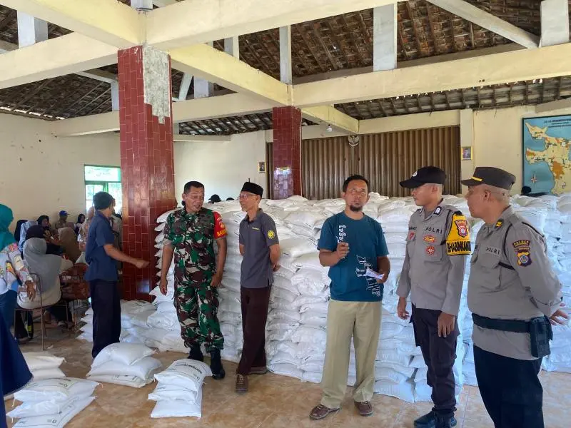 Bapanas Salurkan Bantuan Beras 30 Kilogram di Kalurahan Sumberwungu
