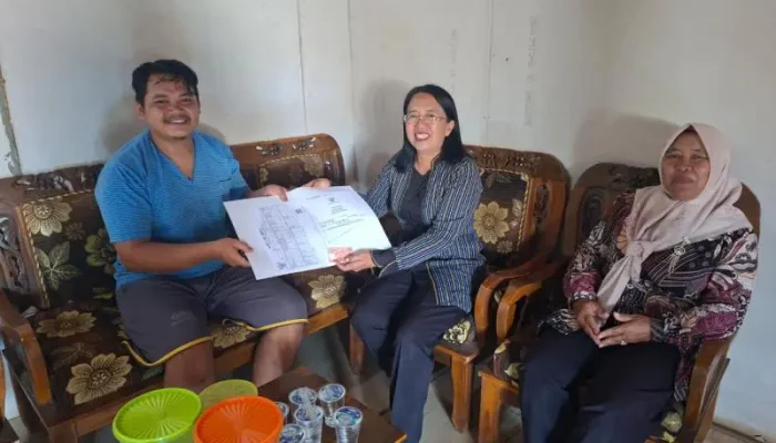 Dekatkan Pelayanan, Lurah Sidoharjo Antar Langsung Akta Kelahiran Lewat Inovasi SEMANAK