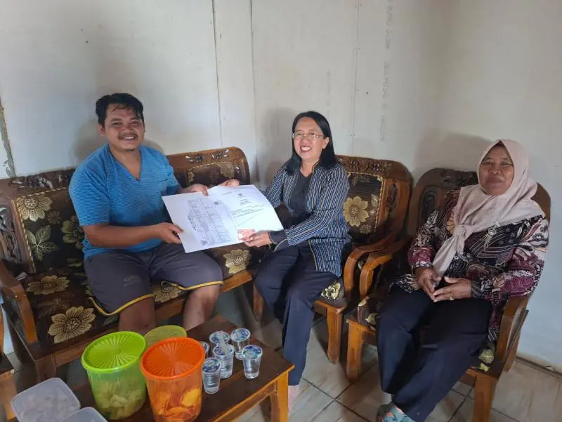 Dekatkan Pelayanan, Lurah Sidoharjo Antar Langsung Akta Kelahiran Lewat Inovasi SEMANAK