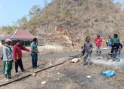 Lurah Tepus Sambangi Kerja Bakti Warga Gembuk, Dukung Pengalihan Jalur Pipa Air Bersih