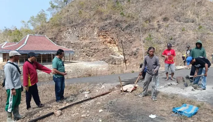 Lurah Tepus Sambangi Kerja Bakti Warga Gembuk, Dukung Pengalihan Jalur Pipa Air Bersih
