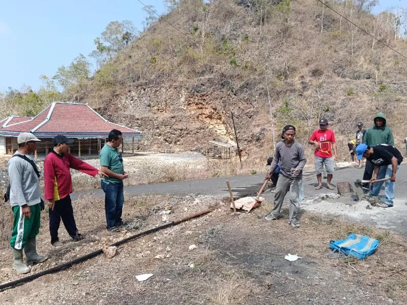Lurah Tepus Sambangi Kerja Bakti Warga Gembuk, Dukung Pengalihan Jalur Pipa Air Bersih