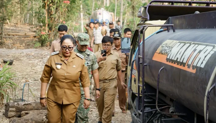 Pemkab Gunungkidul dan TNI Salurkan 16 Tangki Air Bersih ke Sumbergiri Ponjong