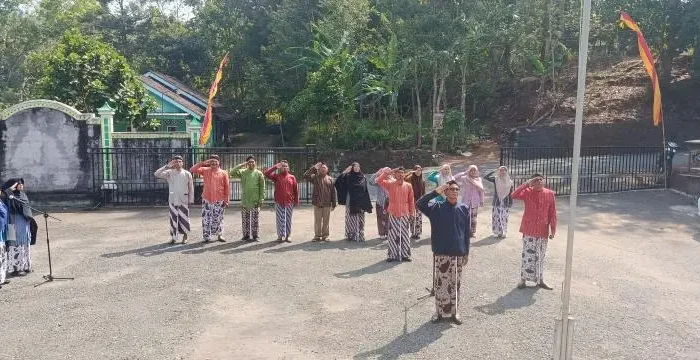 Peringati Pengesahan UU Keistimewaan DIY, Pamong Kalurahan Putat Kenakan Pakaian Adat Jawa Saat Apel Pagi