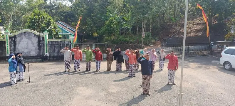 Peringati Pengesahan UU Keistimewaan DIY, Pamong Kalurahan Putat Kenakan Pakaian Adat Jawa Saat Apel Pagi