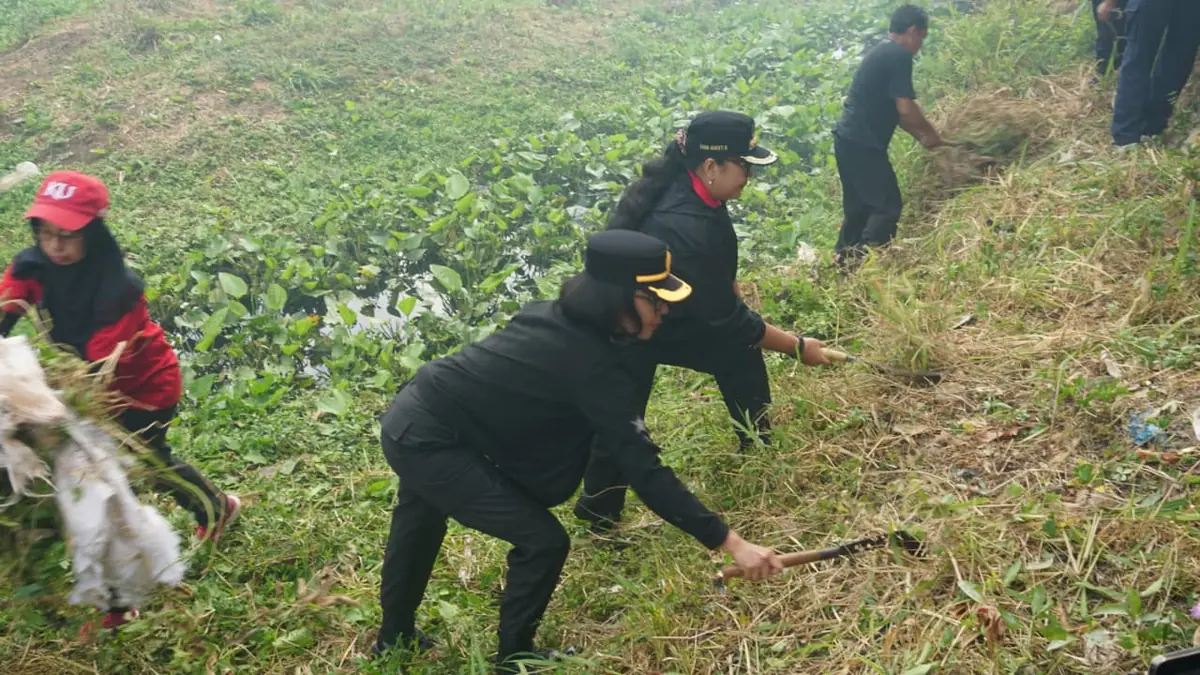 Bupati Endah Subekti Kuntariningsih saat Korve Jumat Bersih di Kali Besole