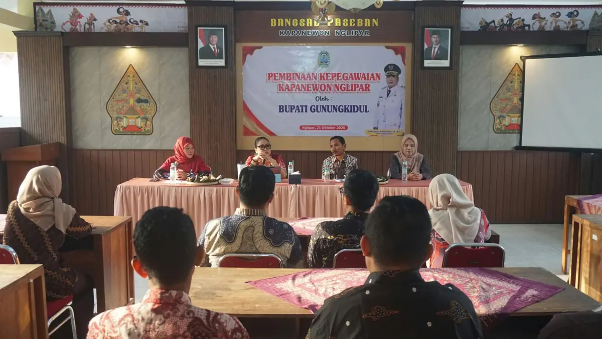 Bupati Endah Subekti Kuntariningsih memberikan pembinaan ASN di Kapanewon Nglipar