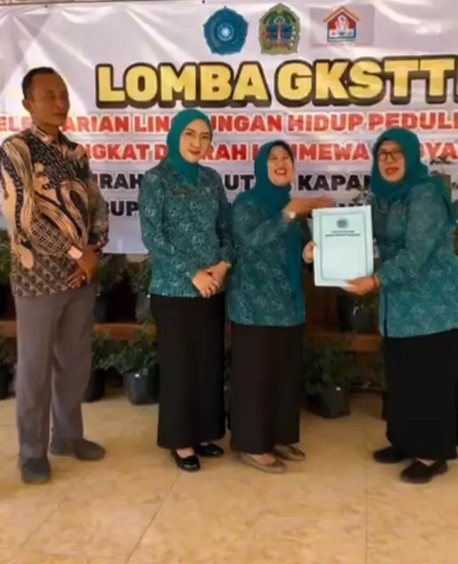 Tim Penilai Pokja IV TP PKK DIY dilayani oleh Perangkat Kalurahan Pulutan