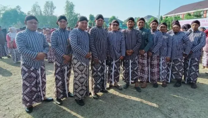 Kenakan Busana Kejawen, Pamong Kalurahan Tepus Ikuti Upacara Hari Jadi ke-196 Gunungkidul