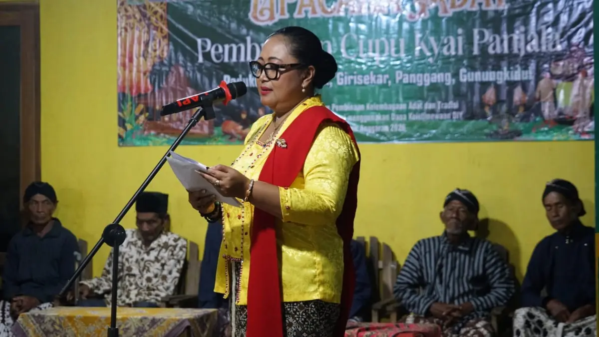 Prosesi tradisi pembukaan Cupu Kyai Panjolo di Padukuhan Mendak Girisekar